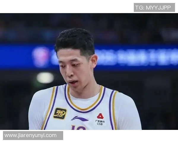 北控男篮沈梓捷开场两分钟崴脚离场,已送医检查